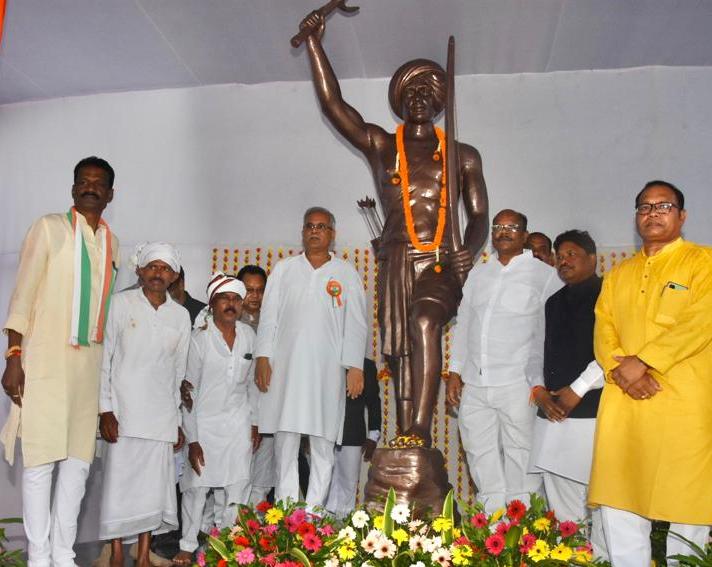 मुख्यमंत्री भूपेश बघेल ने चारामा में किया भगवान बिरसा मुंडा की मूर्ति का अनावरण