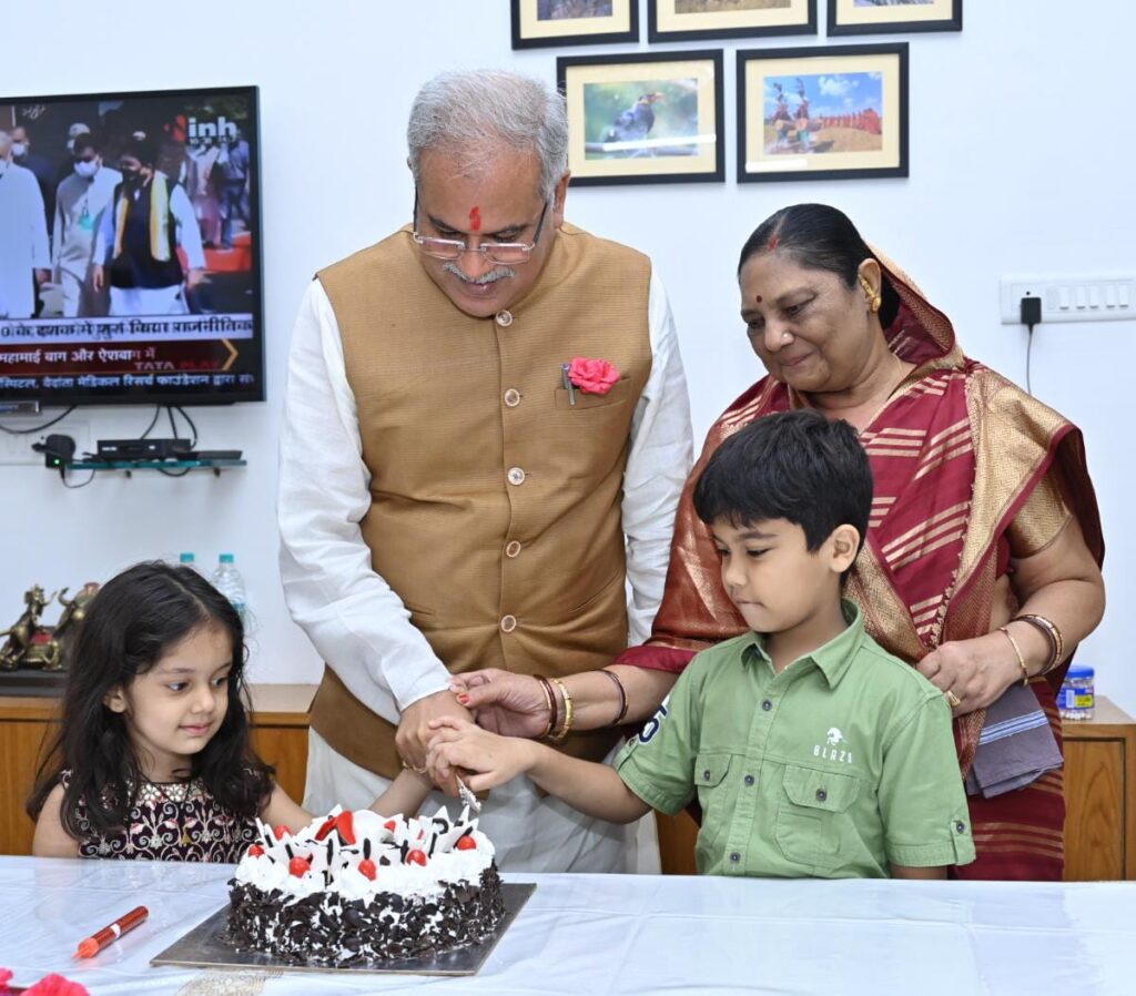 मुख्यमंत्री भूपेश बघेल ने अपने जन्मदिन के अवसर पर परिवार संग केक काटा