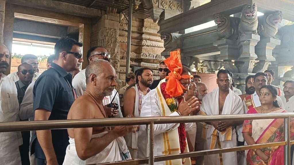 मुख्यमंत्री  विष्णु देव साय ने तेलंगाना के भद्राचलम में श्री सीतारामचंद्र स्वामी मंदिर में की पूजा-अर्चना
